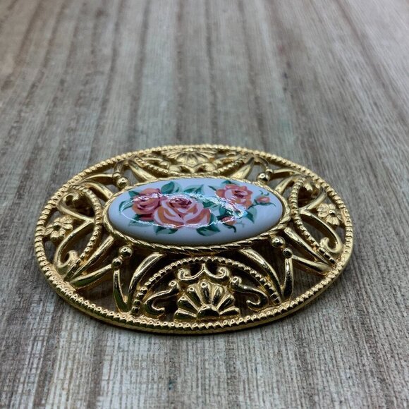 Avon Vintage Rose Floral Cameo Gold Tone Open Work Oval Brooch Pin - Picture 2 of 8